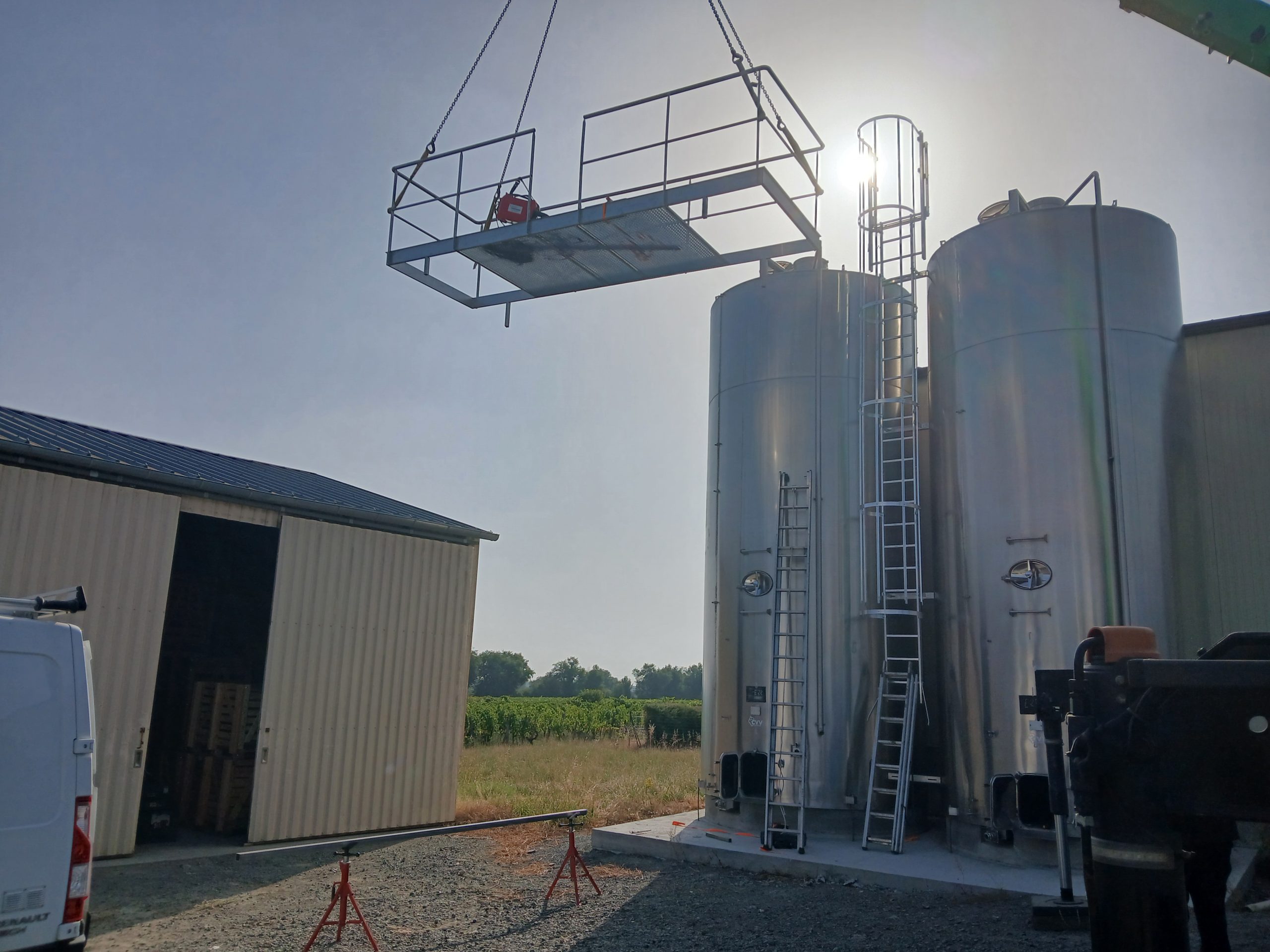Passerelle inox sur cuve viticole posée par grutage