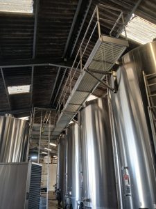 Passerelle métallique avec garde-corps fabriquée sur mesure pour un chai – vue 2