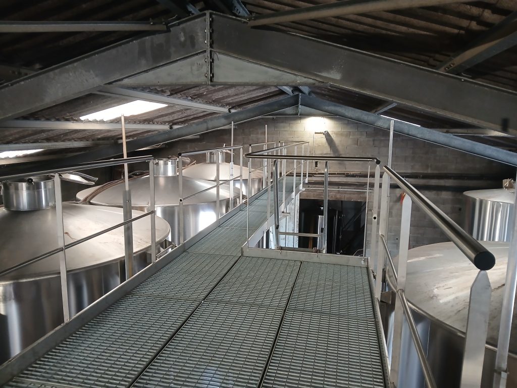 Passerelle métallique avec garde-corps fabriquée sur mesure pour un chai