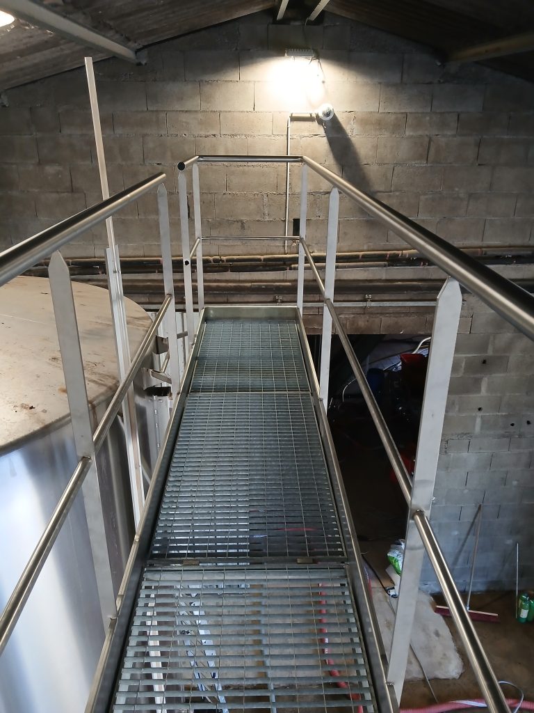 Passerelle métallique avec garde-corps fabriquée sur mesure pour un chai