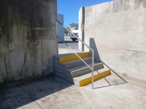 Garde-corps métallique sur mesure sécurisant un accès industriel