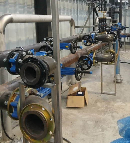 Nourrice de distribution en acier et PVC-C avec réseau d’eau PEHD