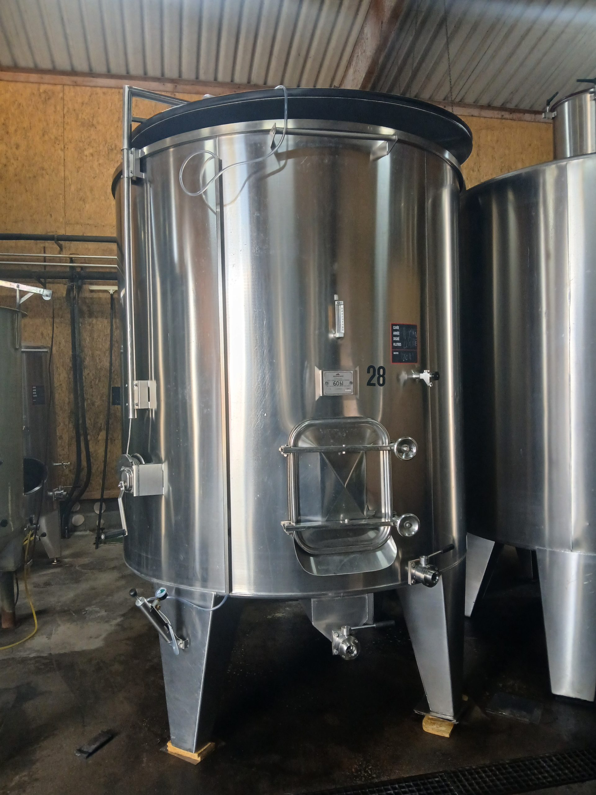 Cuve inox transformée en garde-vin avec chapeau flottant