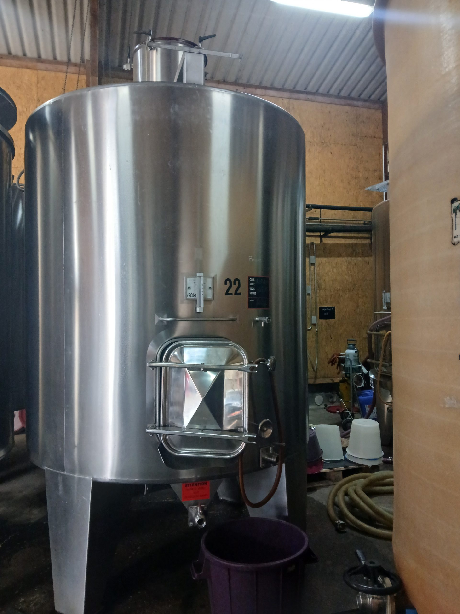 Cuve inox transformée en garde-vin avec chapeau flottant