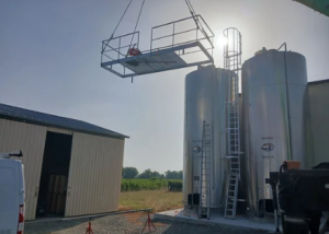 Passerelle inox sur cuve viticole posée par grutage – vue 3