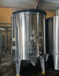 Cuve inox transformée en garde-vin avec chapeau flottant – vue 3