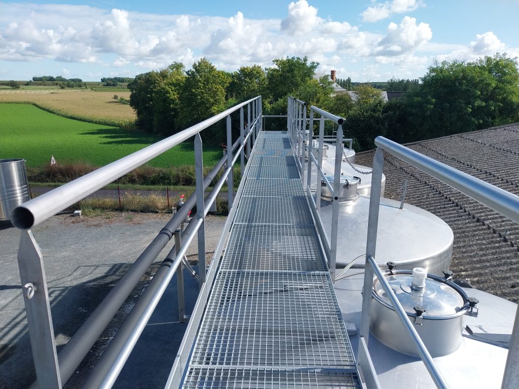 Passerelle inox installée sur des cuves viticoles