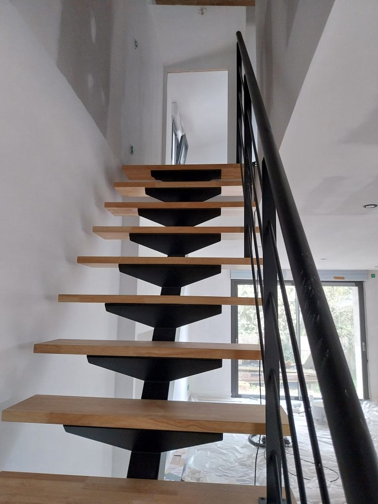 Escalier à limon central en acier et bois