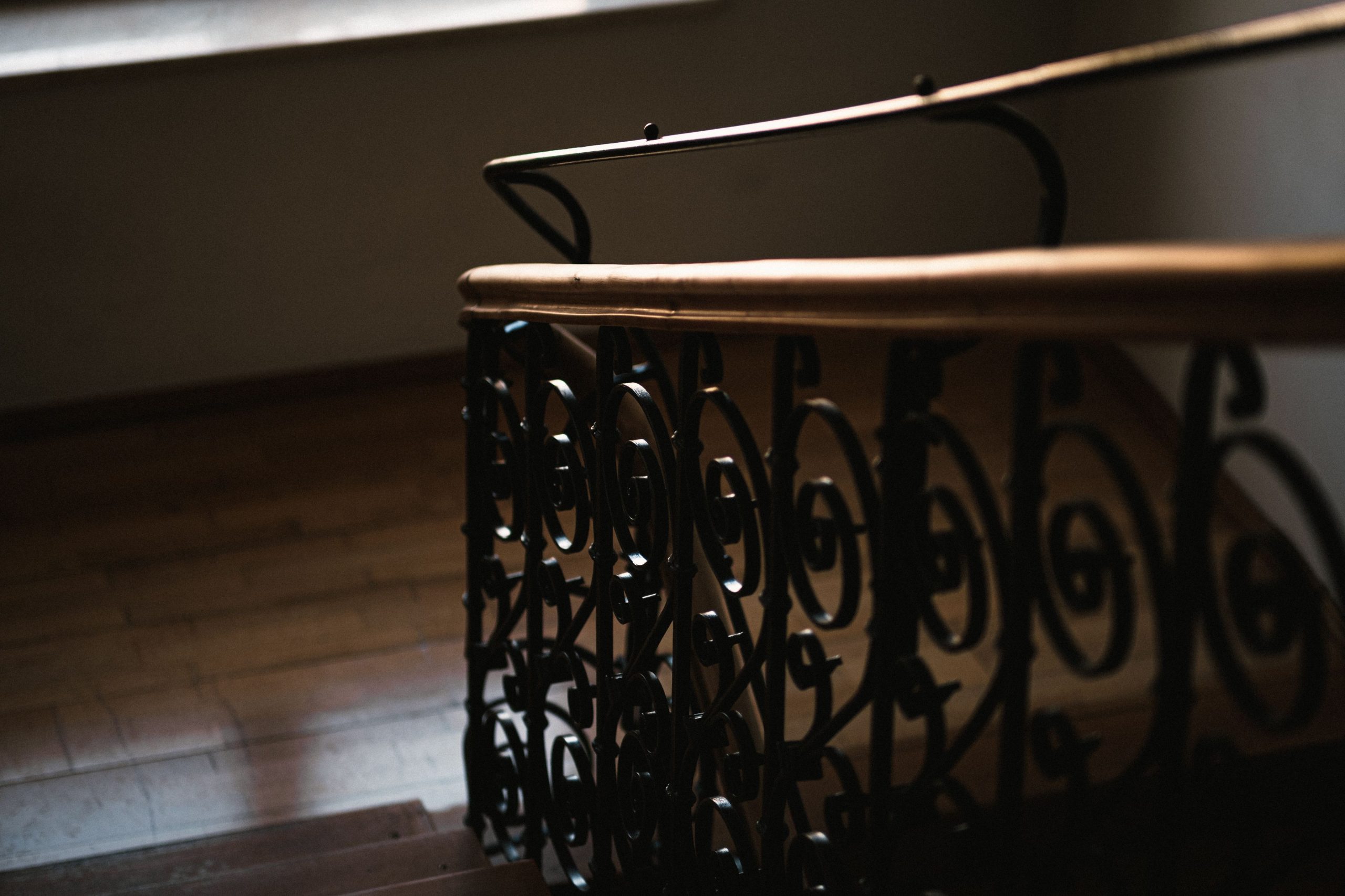 Garde-corps métallique intérieur le long d'un escalier