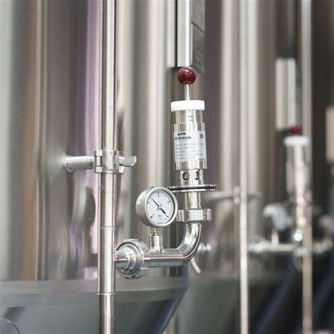 Sonde de température installée sur une cuve de vin